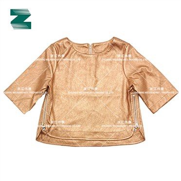 Blus för barn i ljus pu med dragkedja öppning sidosöm